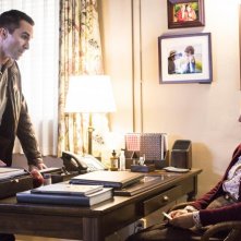 Bates Motel: Vera Farmiga insieme a Nestor Carbonell nell'episodio The Immutable Truth, seconda stagione