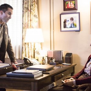 Bates Motel: Vera Farmiga insieme a Nestor Carbonell nell'episodio The Immutable Truth, seconda stagione
