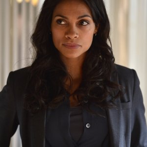 Captives: Rosario Dawson in una scena