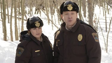 Fargo: Allison Tolman e Shawn Doyle in una scena della mini serie