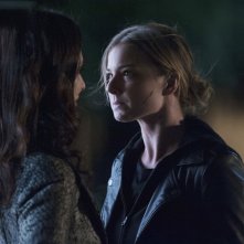 Revenge: Emily VanCamp con Madeleine Stowe nell'episodio Execution della terza stagione