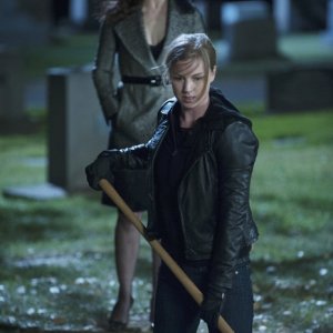 Revenge: Madeleine Stowe insieme a Emily VanCamp in una scena dell'episodio Execution, terza stagione