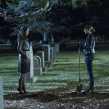 Revenge: Madeleine Stowe insieme a Emily VanCamp nell'episodio Execution della terza stagione