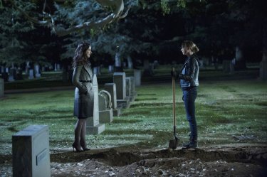 Revenge: Madeleine Stowe insieme a Emily VanCamp nell'episodio Execution della terza stagione