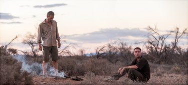 The Rover: Guy Pearce e Robert Pattinson in una scena