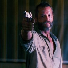 The Rover: Guy Pearce punta la sua pistola verso il nemico in una scena del film