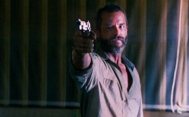 The Rover: Guy Pearce punta la sua pistola verso il nemico in una scena del film