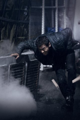 The target: una concitata scena d'azione del film
