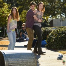 Under the Dome: Colin Ford e Mackenzie Lintz in una scena di Heads Will Roll