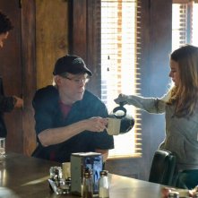 Under the Dome: Stephen King, Nicholas Strong, Britt Robertson, Alexander Koch in una scena di Heads Will Roll