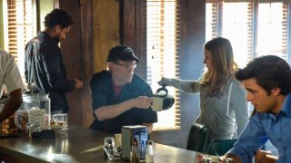 Under the Dome: Stephen King, Nicholas Strong, Britt Robertson, Alexander Koch in una scena di Heads Will Roll