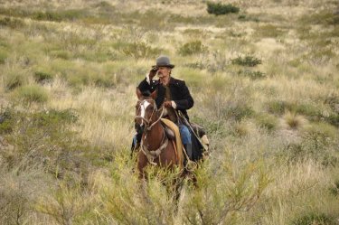 Jauja: Viggo Mortensen a cavallo in una scena