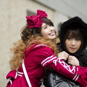 Musashino-sen No Shimai: Natsuki Kato abbraccia Sayaka Nakaya