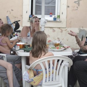 Party Girl: Angélique Litzenburger e Joseph Bour in una scena familiare del film