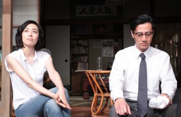 Rokugatsudou no sanshimai: Kazue Fukiishi e Kanji Tsuda in una scena del film