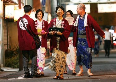 Rokugatsudou no sanshimai: una scena corale del film