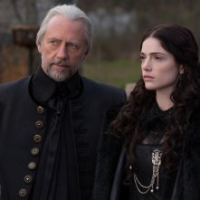 Salem: Xander Berkeley con Janet Montgomery nell'episodio The Stone Child