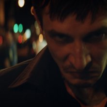 Snow in Paradise: Frederick Schmidt pieno di rabbia in un momento del film