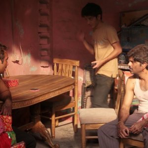 Titli: Shashank Arora in una scena con Ranvir Shorey e Amit Sial