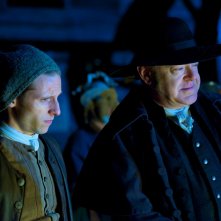 TURN: Jamie Bell e Kevin McNally in una scena dell'episodio Who By Fire