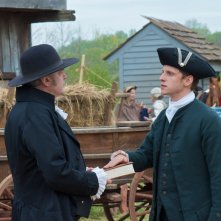 TURN: Jamie Bell e Kevin McNally nel primo episodio della serie