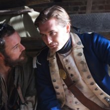TURN: Seth Numrich e Daniel Hanshall nell'episodio Who By Fire