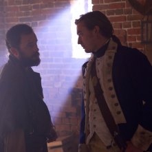 TURN: Seth Numrich e Daniel Henshall in una scena dell'episodio Who By Fire