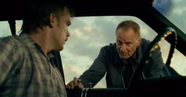 Cold in July: Micheal C. Hall con Sam Shepard in una scena del film