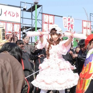 Gothic Lolita Battle Bear: Shôko Nakagawa circondata dalla folla
