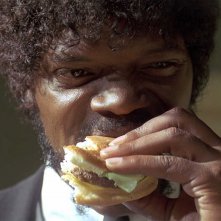 Samuel L. Jackson addenta un hamburger in Pulp Fiction