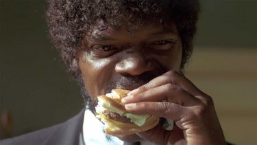 Samuel L. Jackson addenta un hamburger in Pulp Fiction