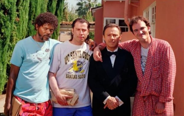 Quentin Tarantino sul set di Pulp Fiction con Harvey Keitel, John Travolta e Samuel L. Jackson