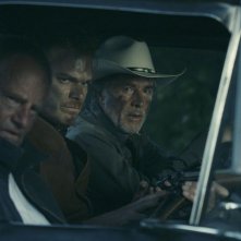 Cold in July: Michael C. Hall in una scena notturna con Don Johnson e Sam Shepard