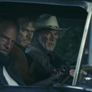 Cold in July: Michael C. Hall in una scena notturna con Don Johnson e Sam Shepard
