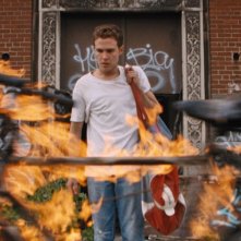 Lost River: Iain De Caestecker in una scena