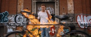 Lost River: Iain De Caestecker in una scena