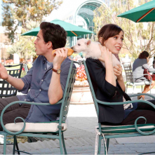 A to Z: Cristin Milioti e Ben Feldman in una scena