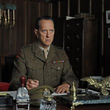 Queen and Country: Richard E. Grant in una scena