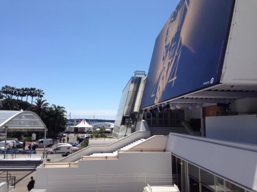 Cannes 2014: l'entrata del Grand Theatre Lumiere vista dal balcone della sala stampa