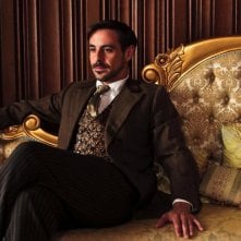The Paradise: Emun Elliott in una scena