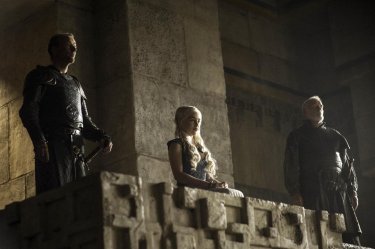 Il trono di spade: Emilia Clarke, Iain Glen, Ian McElhinney nell'episodio The Laws of Gods and Men