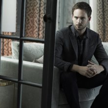 Patrick J. Adams in una foto promozionale per Rosemary's Baby