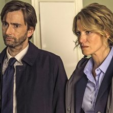 Gracepoint: Anna Gunn e David Tennant in una scena