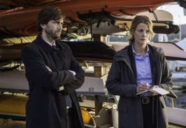 Gracepoint: David Tennant e Anna Gunn in una scena