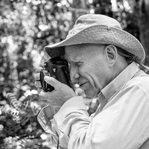 Il Sale della Terra: il fotografo Sebastião Salgado in una scena del documentario a lui dedicato