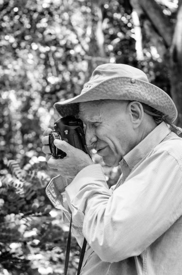 Il Sale della Terra: il fotografo Sebastião Salgado in una scena del documentario a lui dedicato