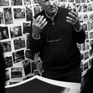 Il Sale della Terra: il fotografo Sebastião Salgado in un'immagine del documentario a lui dedicato