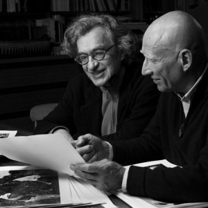 Il Sale della Terra: Wim Wenders in una scena del documentario con il fotografo Sebastião Salgado