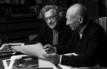 Il Sale della Terra: Wim Wenders in una scena del documentario con il fotografo Sebastião Salgado