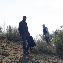 Agents of S.H.I.E.L.D.: Clark Gregg con B.J. Britt in un momento dell'episodio Beginning of the End